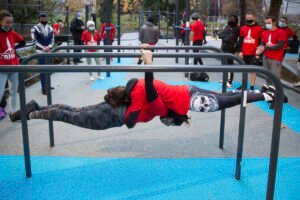 2 personnes font du street workout